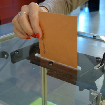 Jarroise votant au bureau de vote de Jarrie