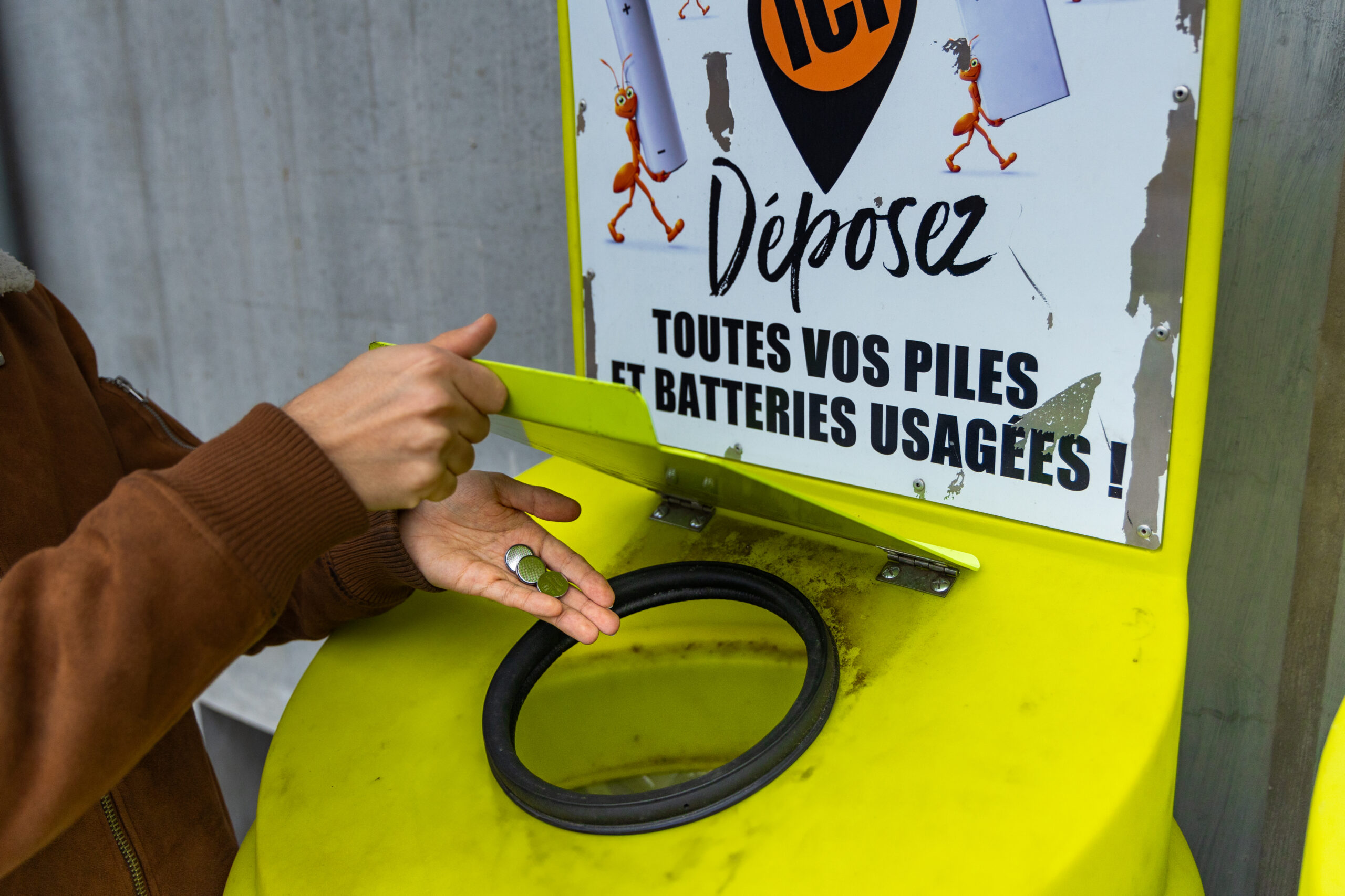 Janvier 2026. © Neo BZEZNIK / Grenoble Alpes Métropole
Les piles et batteries au lithium doivent être jetées dans des conteneurs dédiés, comme ici, en déchèterie.